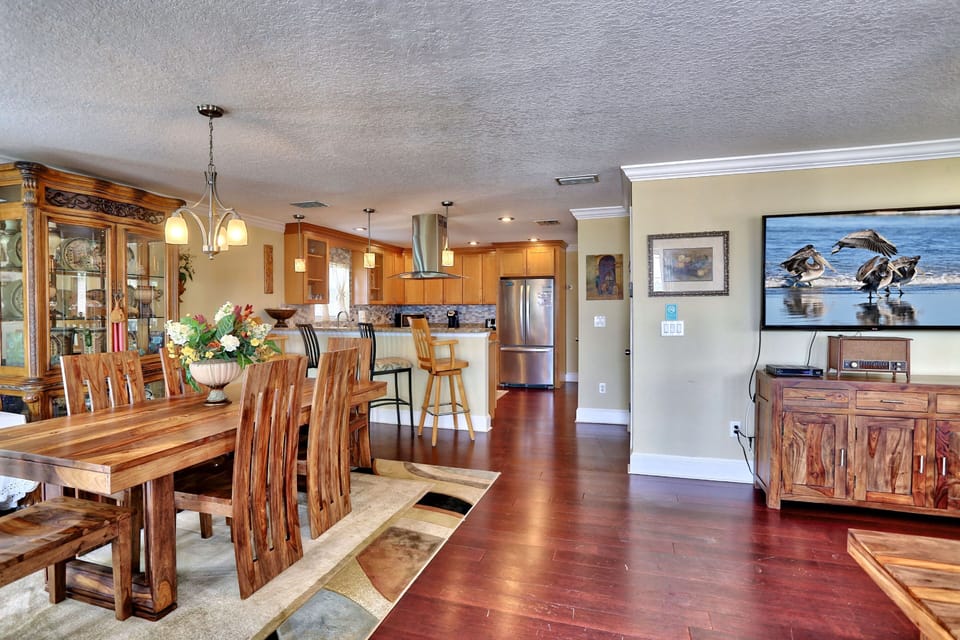 Welcome to Comfort Cove - beautiful interior!