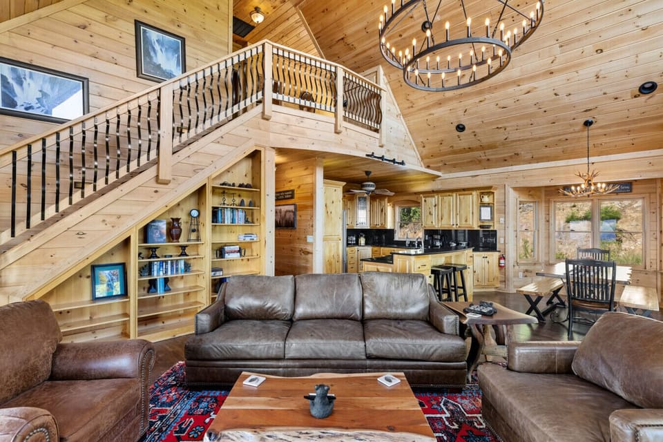 Open shelves, soft light, and room to stretch out between the day’s plans