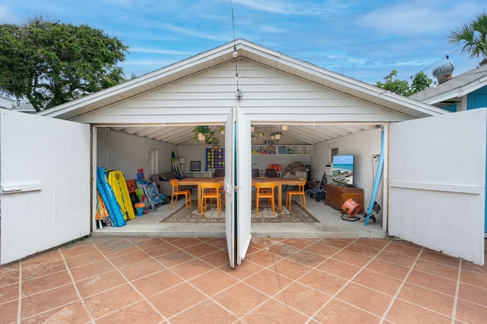 Shared Detached Entertainment Room