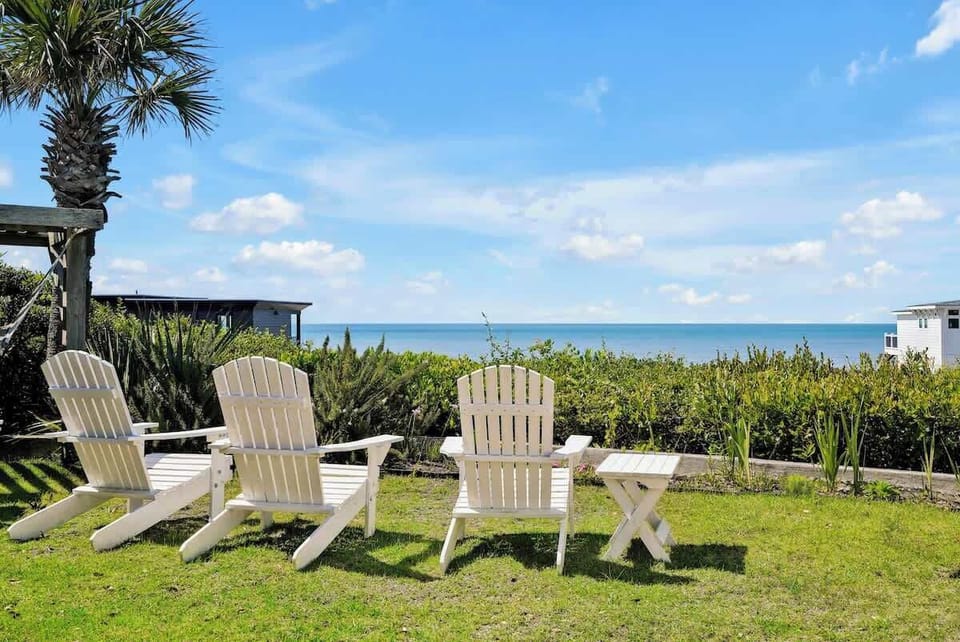 Lounge area overlooking the ocean