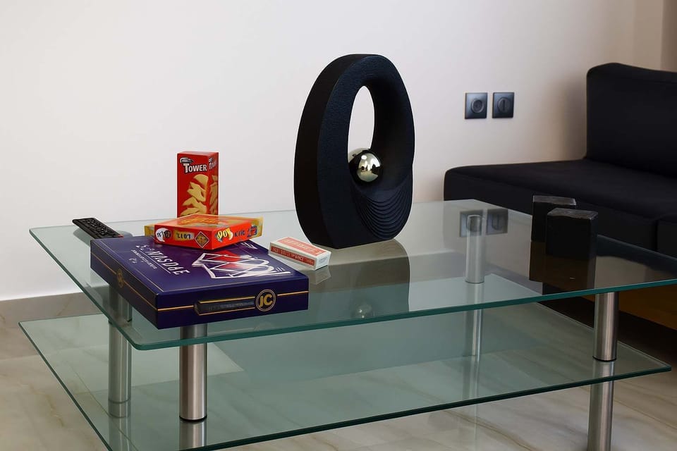 Bright Living Room Comfort – Netflix-ready Smart TV and plush seating.
