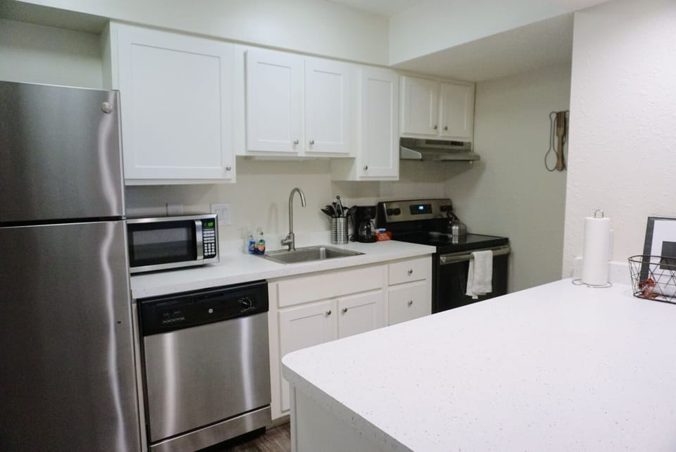 Full Kitchen w/ all cooking necessities provided