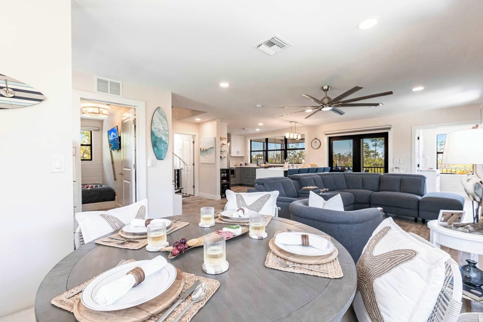 Whether it’s a sunny breakfast or a cozy dinner, the setting adds a scenic touch to every bite.
