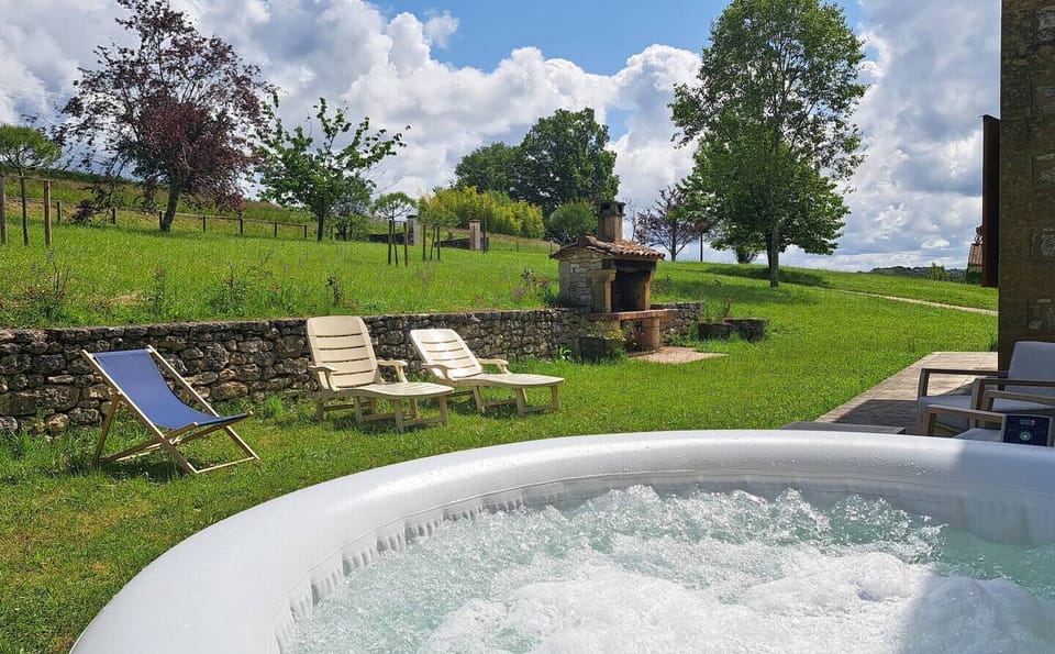 Outdoor spa tub