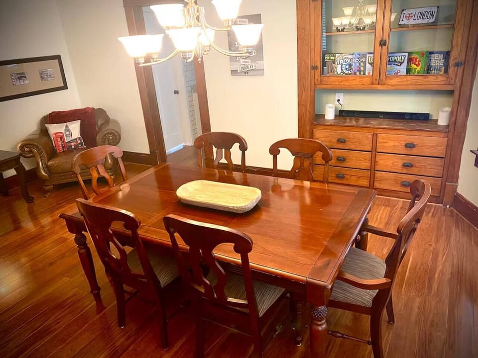 Use the spacious Dining Room for sharing a meal, or playing one of the many board games! (2)