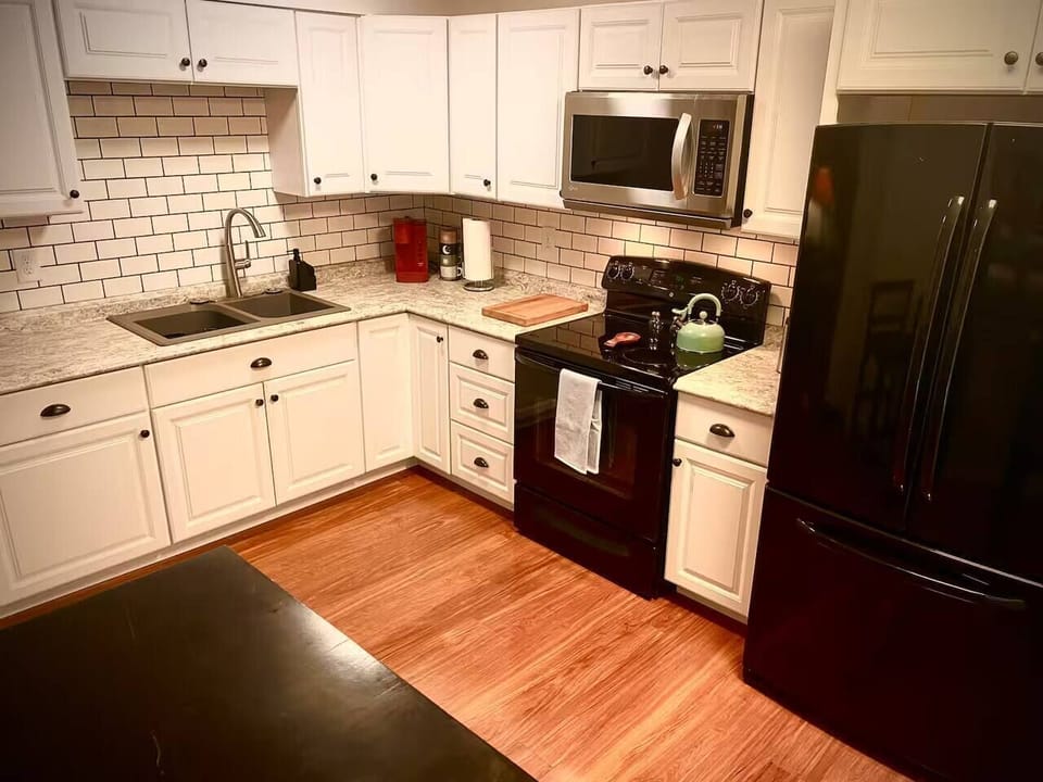 Big Kitchen with everything you need for preparing a great meal! (1)