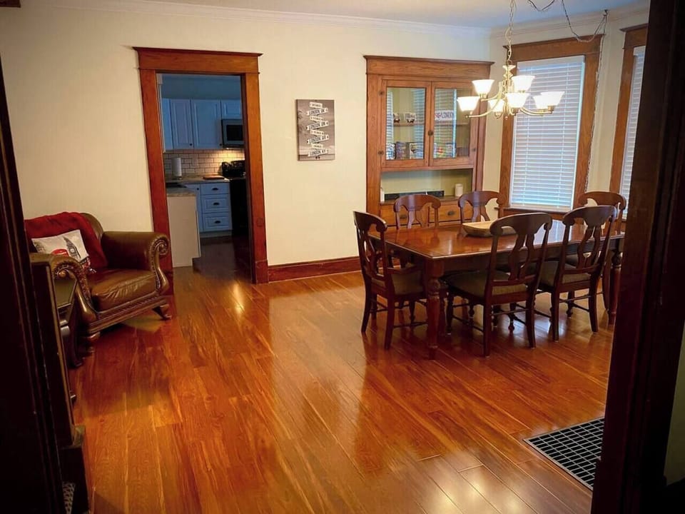 Use the spacious Dining Room for sharing a meal, or playing one of the many board games! (3)