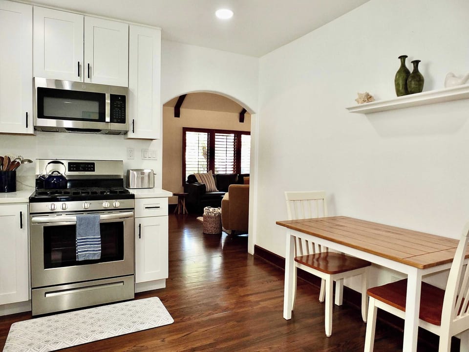 Fully equipped kitchen with additional dining table 