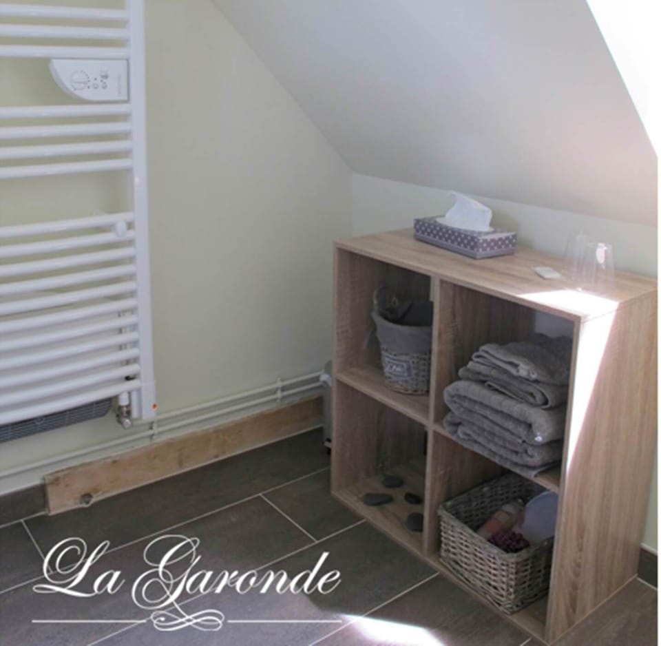 Salle de bain privative : Baignoire douche et WC privés. Articles de toilette, savons, shampoing, serviettes de bain.