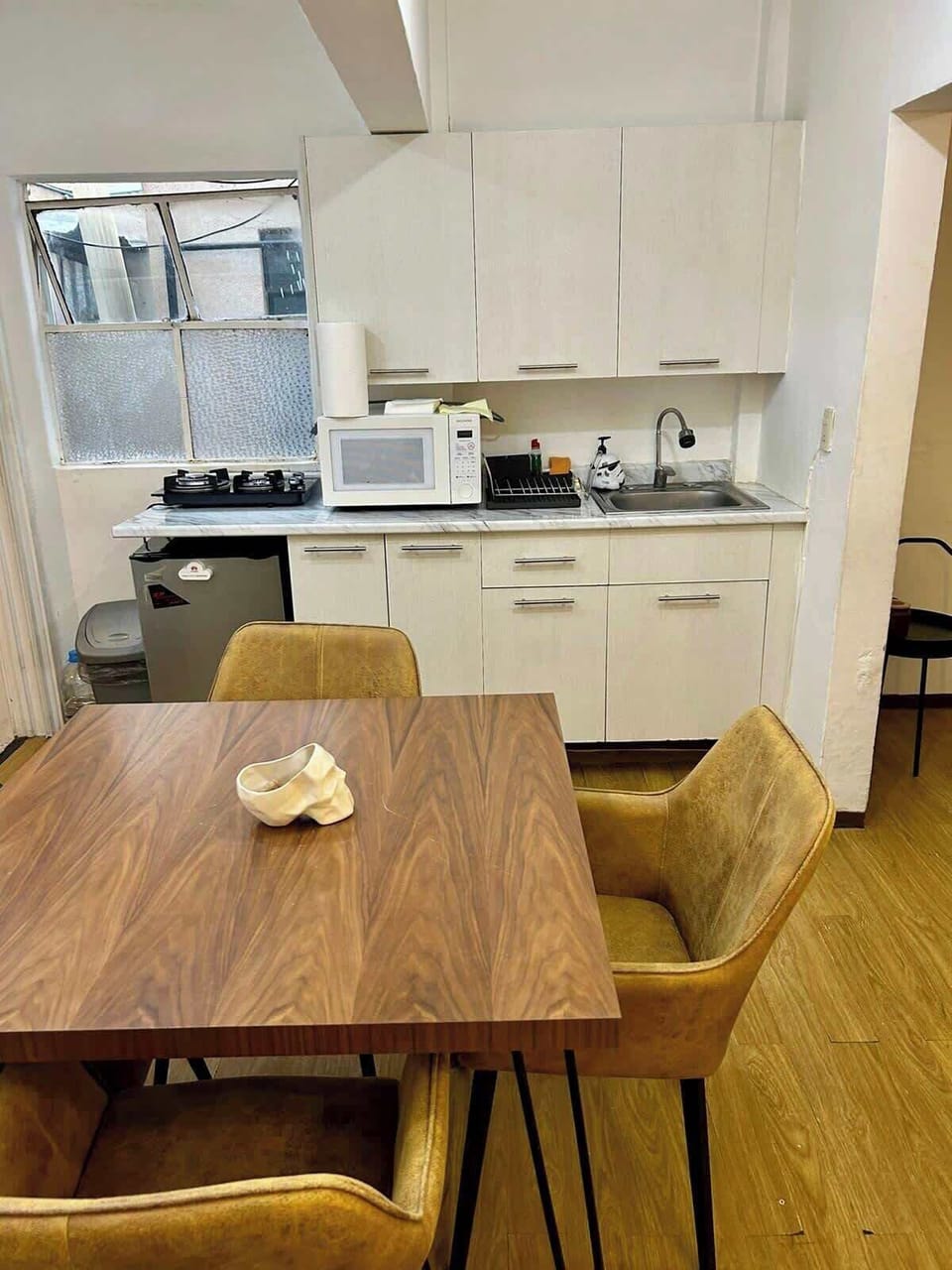 Comedor (mesa con 4 sillas, cocina integrada, planta de decoración)