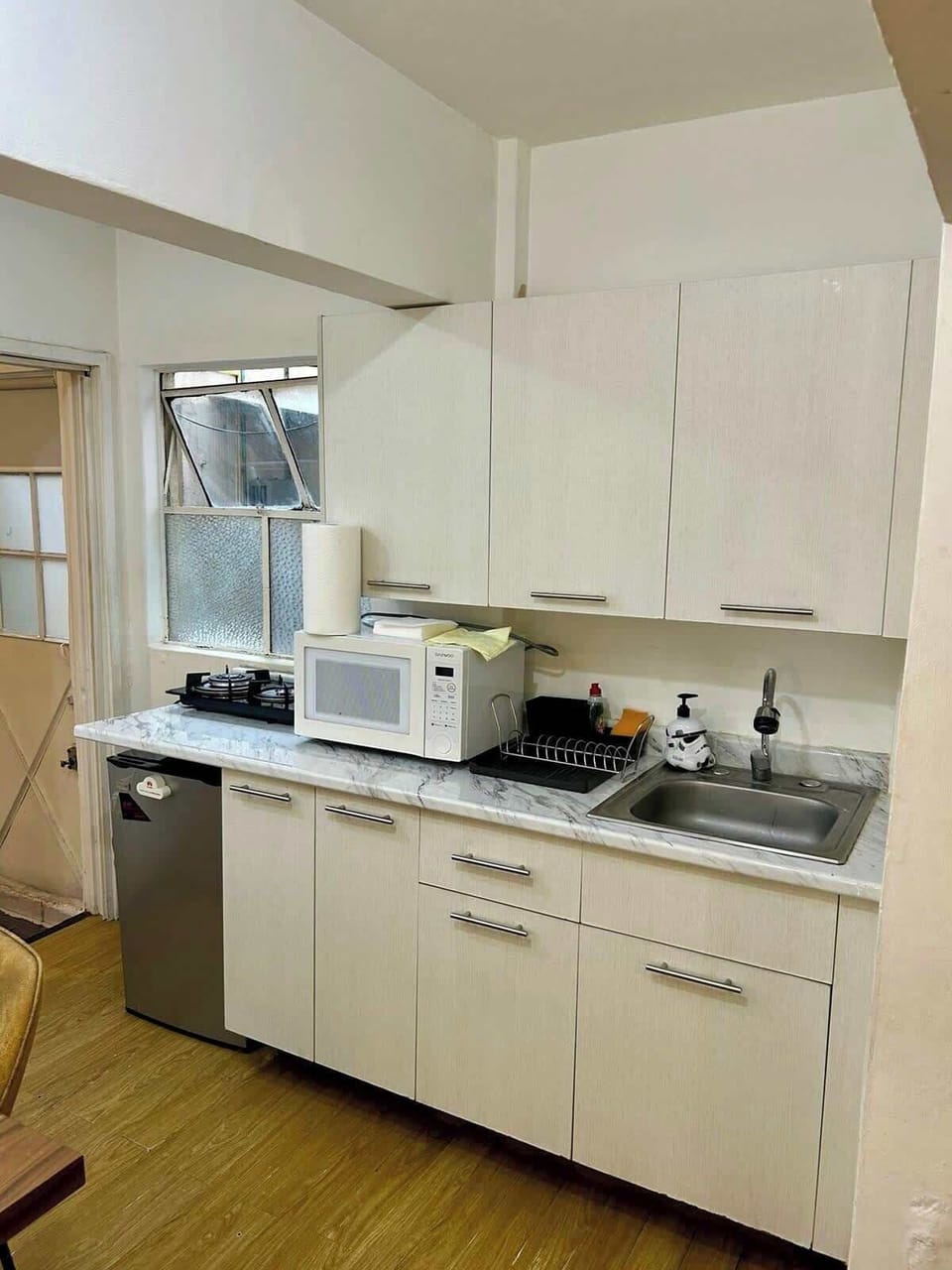 Cocina equipada (microondas, tarja, mini refrigerador, alacena, estufa eléctrica, serví toalla)