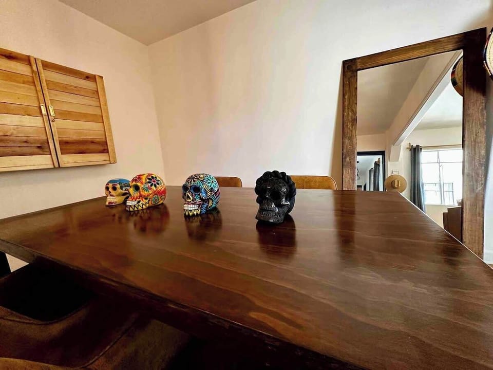 Decoración de mesa, 4 sillas, espejo y cantina