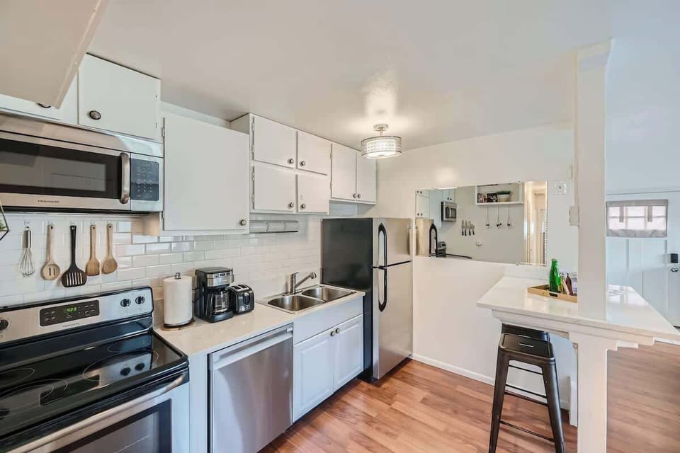 Compact Full Kitchen – Convenient & Functional