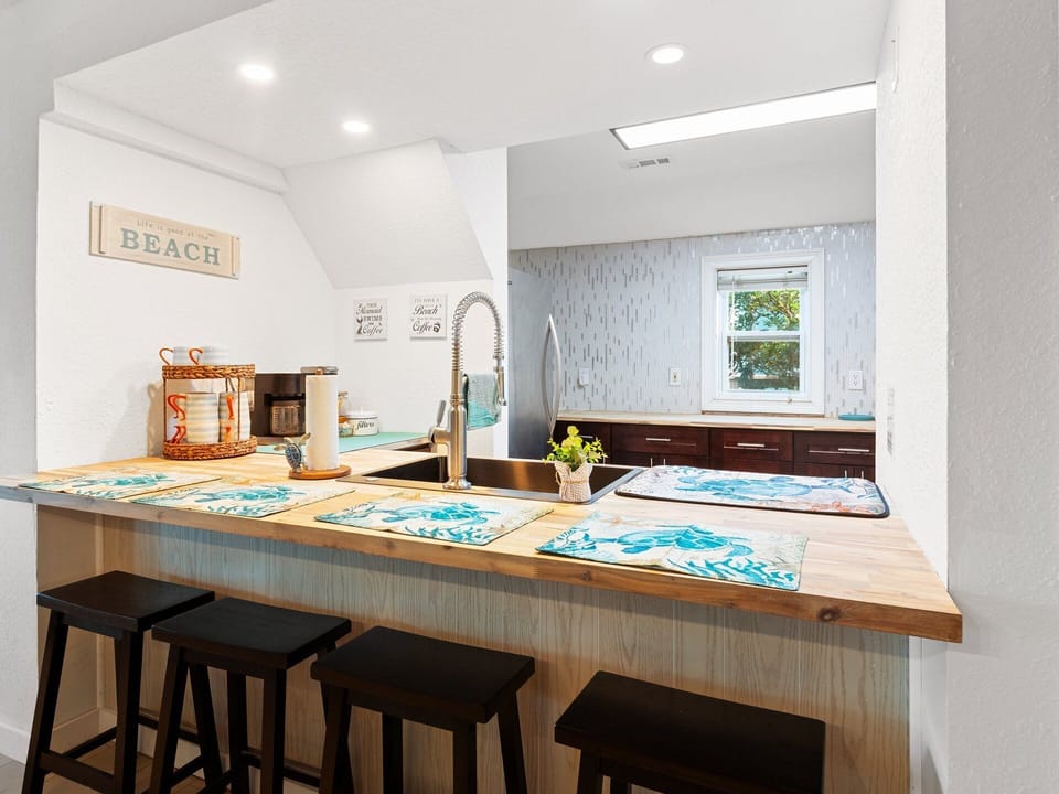 Gather together at the Breakfast Bar for easy snacks and meals on the go.