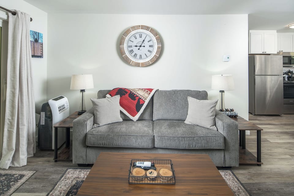 Condo can sleep 6 with Queen Pull out Sofa Bed.