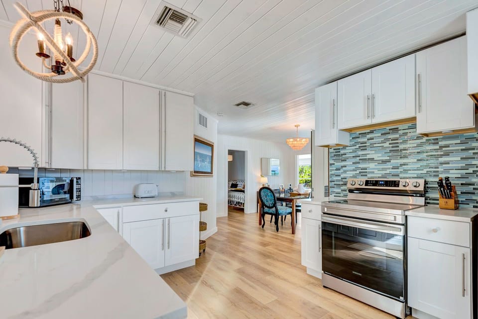 Dock, Dine & Unwind – Coastal Vibes Await (5417)