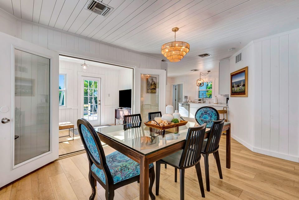 Dock, Dine & Unwind – Coastal Vibes Await (5414)