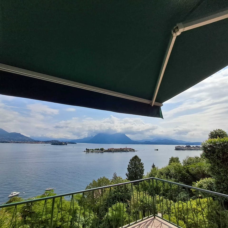 Rollout sun curtain on the terrace to shade the table