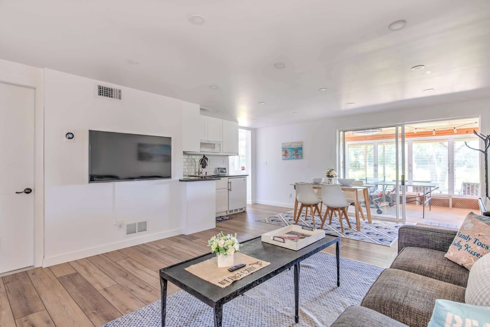 Upper-level with a 50-inch Roku TV, preloaded with Netflix, Disney+, and Amazon Prime for seamless streaming.
