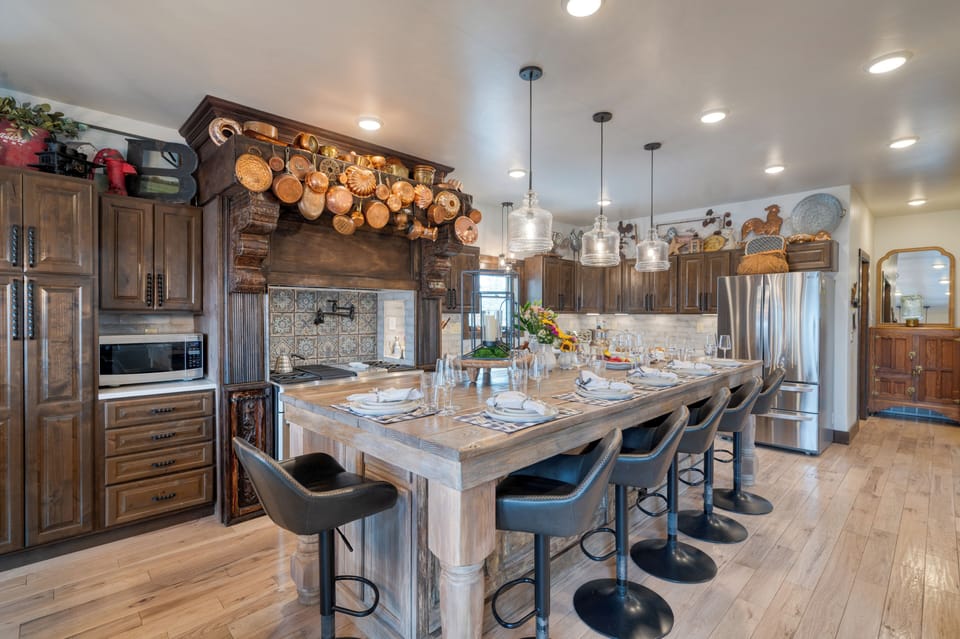 Enjoy casual dining and conversations at the kitchen counter.