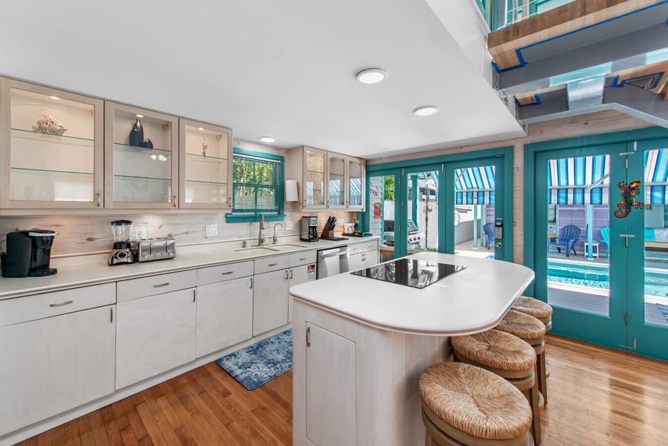 Full kitchen with swivel bar stools for 4