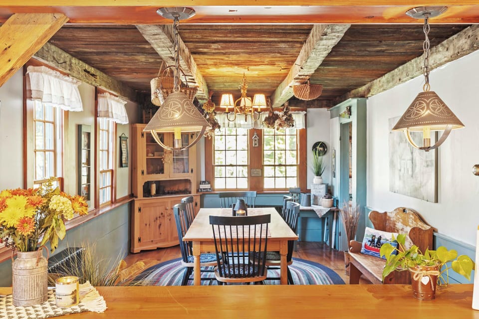 Dining area, semi open concept to the kitchen. 