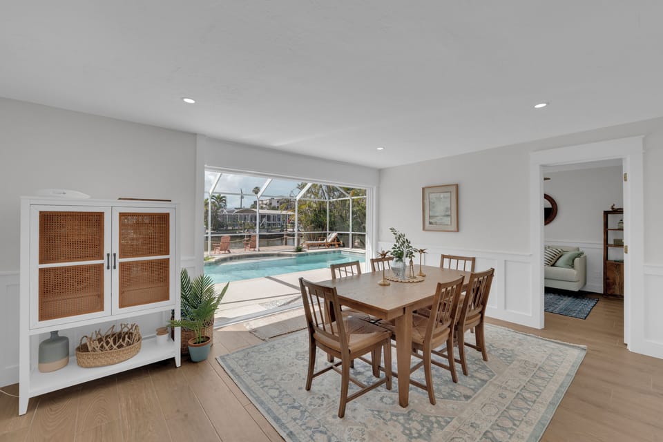 Dining for 6 at 110 Ibis St