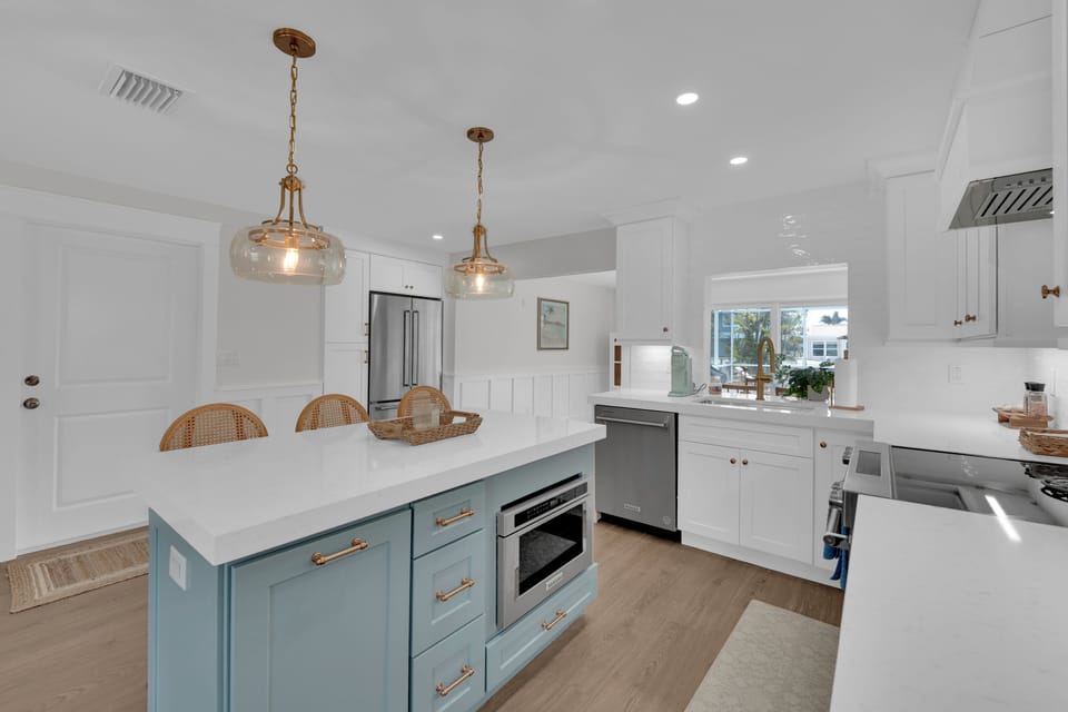 Light and Bright Modern Kitchen