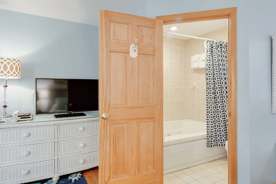 CV2: Juniper l Bedroom B - Bath