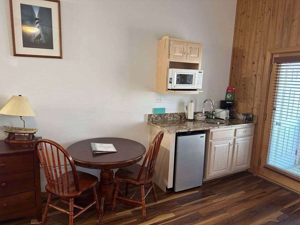 CV8B: Crow's Nest B l Bedroom B - Kitchenette