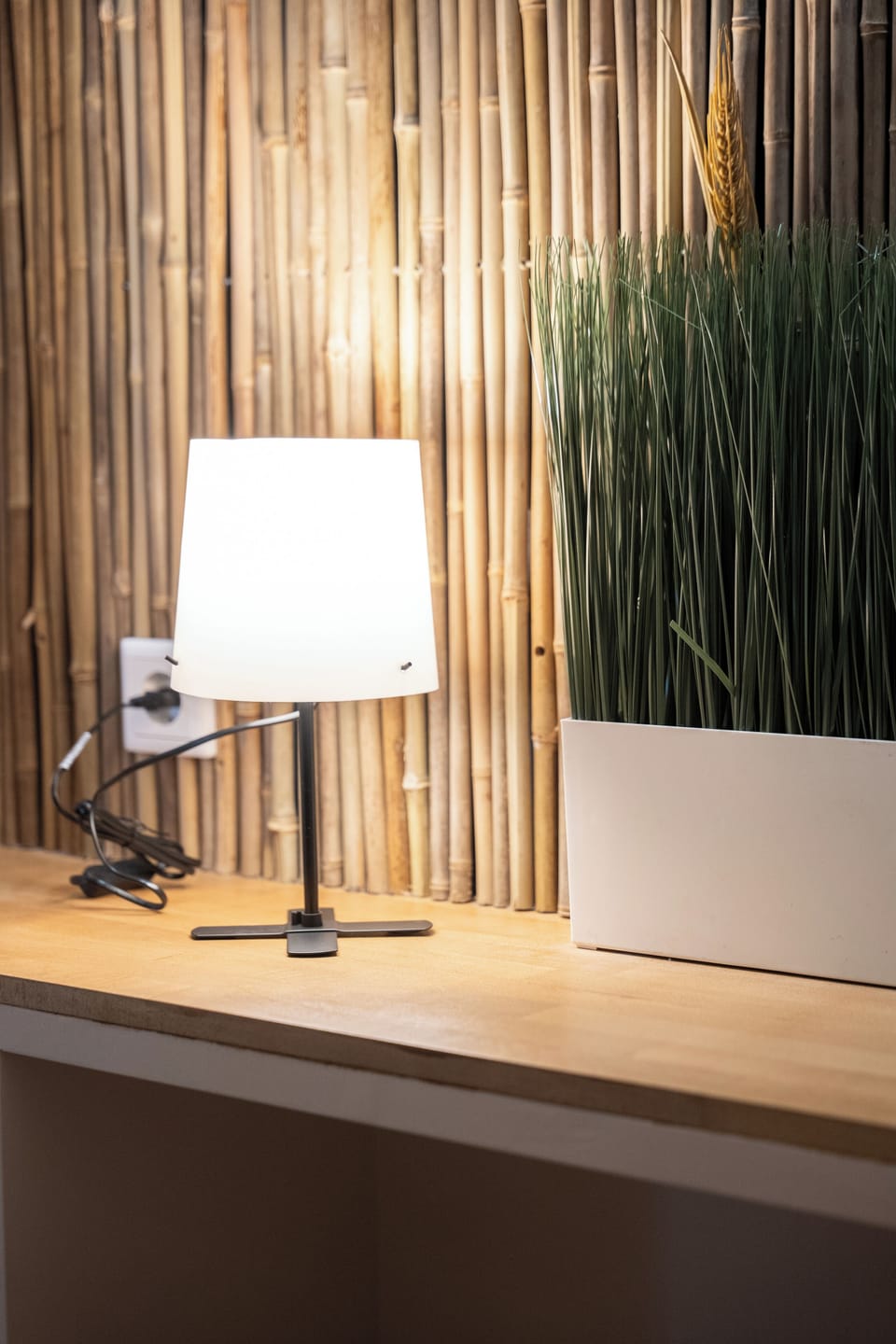 Tischlampe und Bambusdekor – eine gemütliche Arbeitsecke