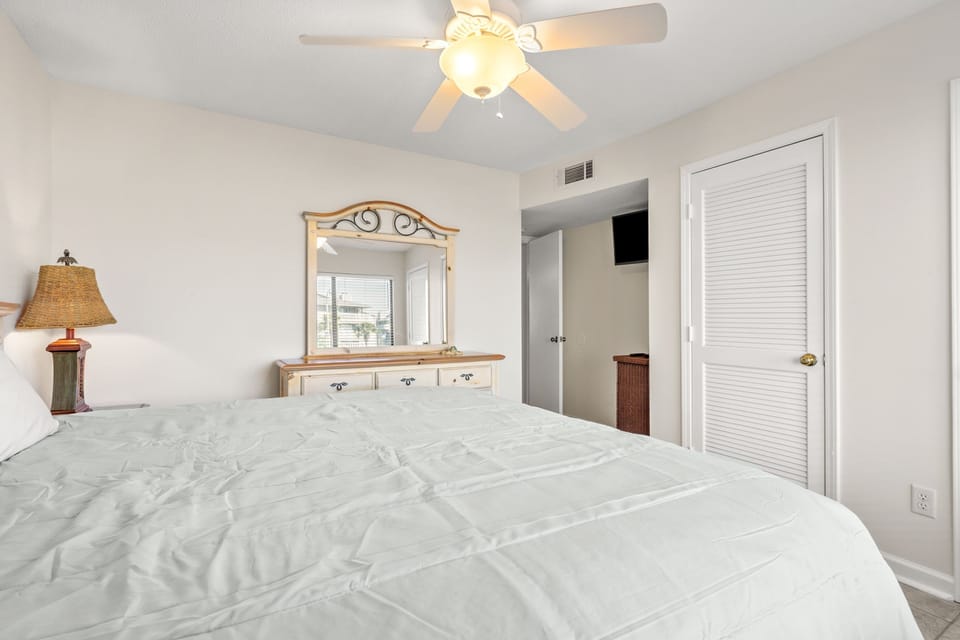 Appliance, Ceiling Fan, Indoors, Home Decor, Lamp