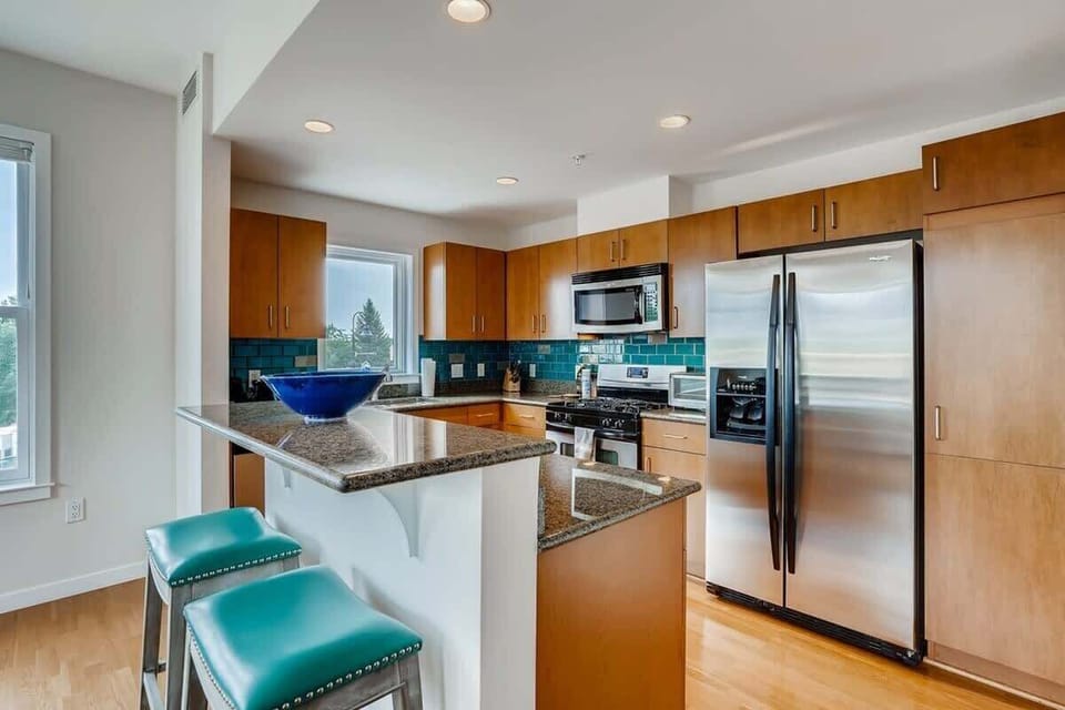 Kitchen w/ bartop 