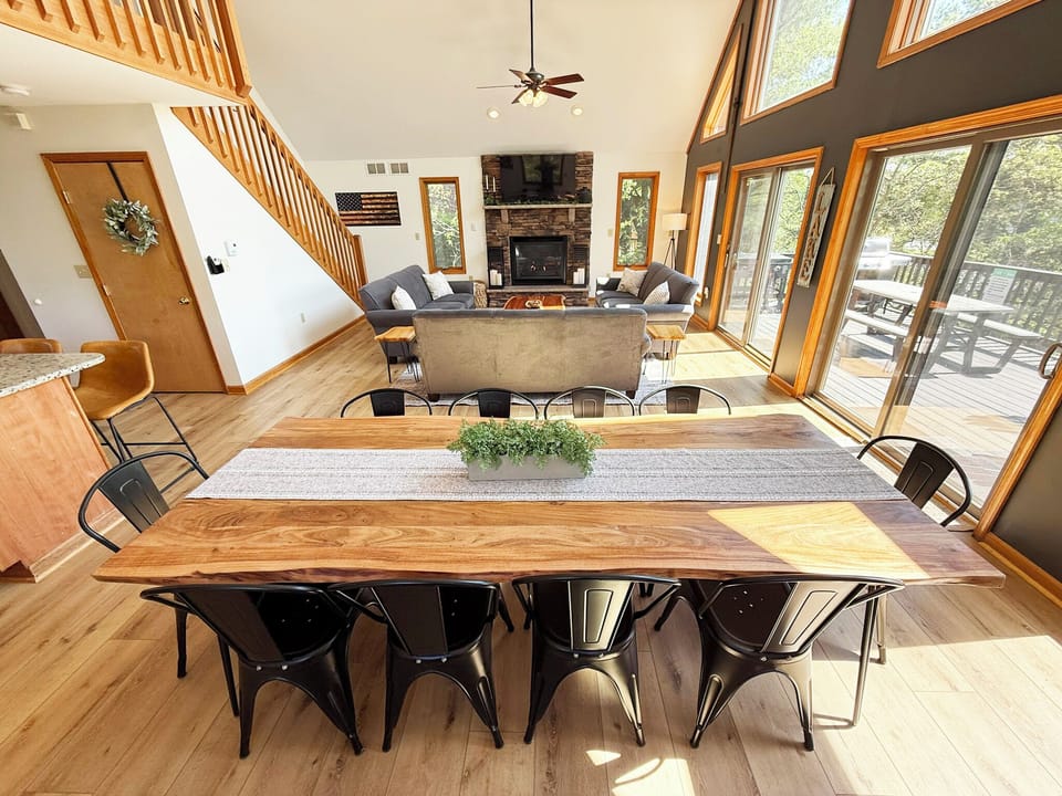 Lakeside Lookout Lodge fits everyone—ideal for family and friends to gather.
