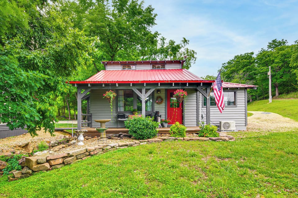 Roach Vacation Rental | 2BR | 1BA | 800 Sq Ft | 3 Steps Required