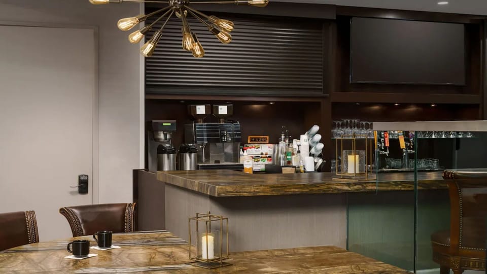 Start your evening with fresh coffee or a nightcap.