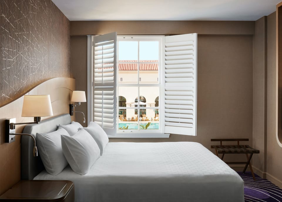 Unit with 1 King size bed. Exact unit will be assigned upon arrival. Views, colors and decor may vary.