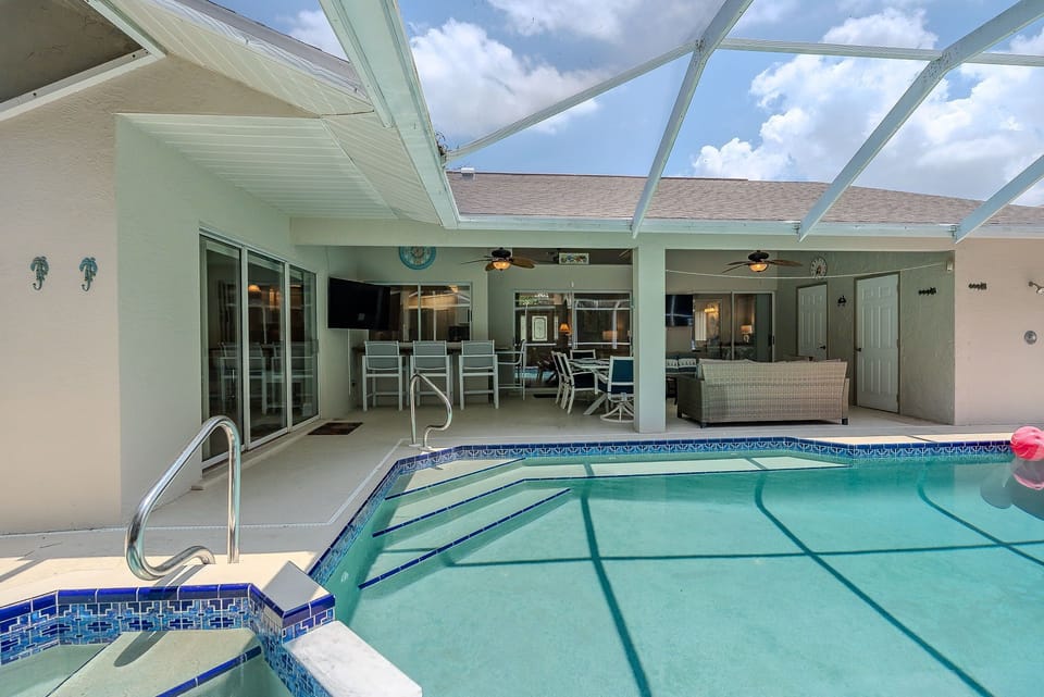 Enjoy the electric-heated pool & spa