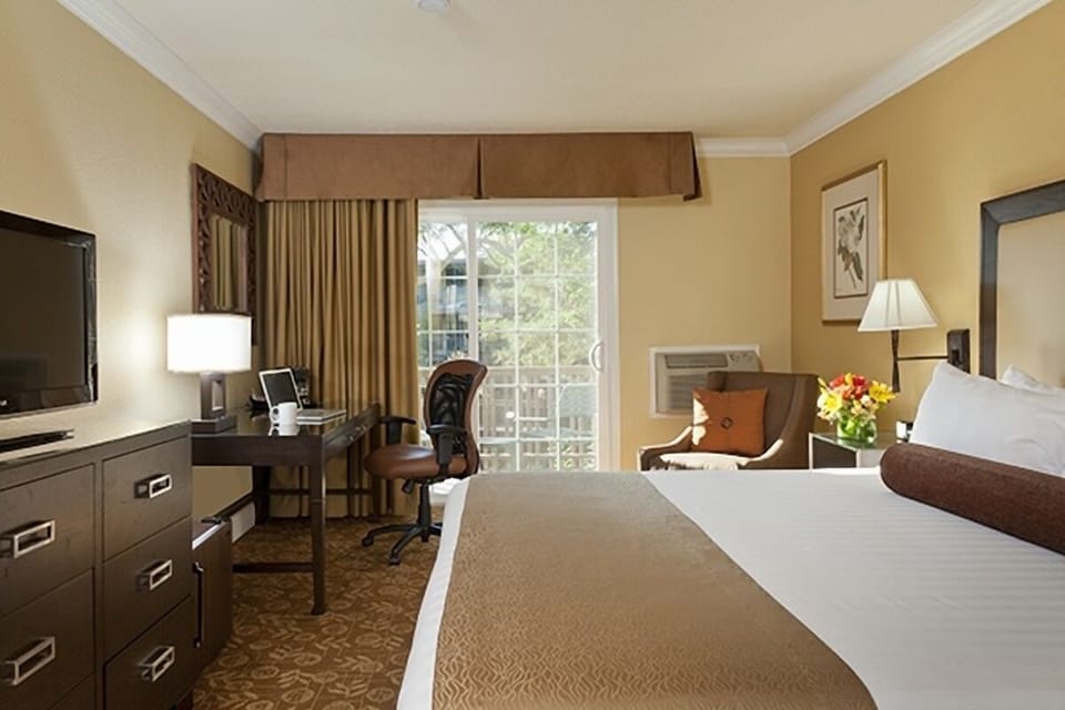 Catch up on emails at the desk, then drift into comfort.