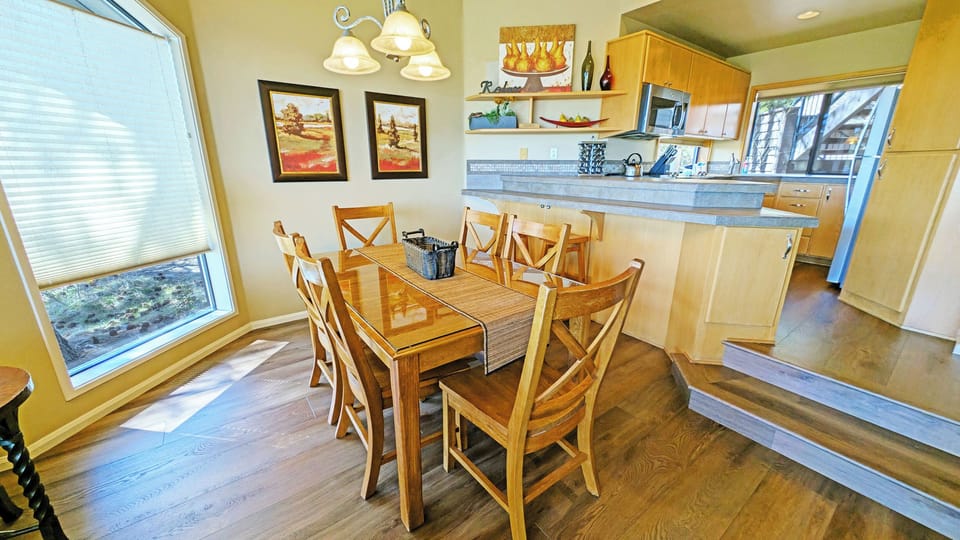 Mt Bachelor Village Condo 331 -Dining and Kitchen