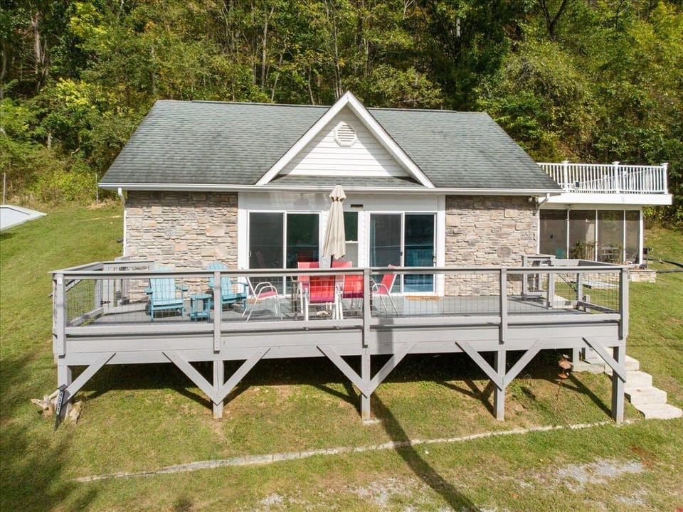 Your cozy Cottage on Claytor Lake awaits