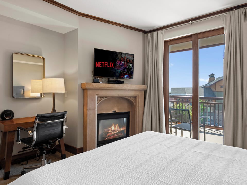 King Bed / Balcony / Fireplace / Desk / Smart TV