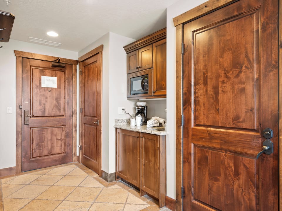 Entry / Kitchenette