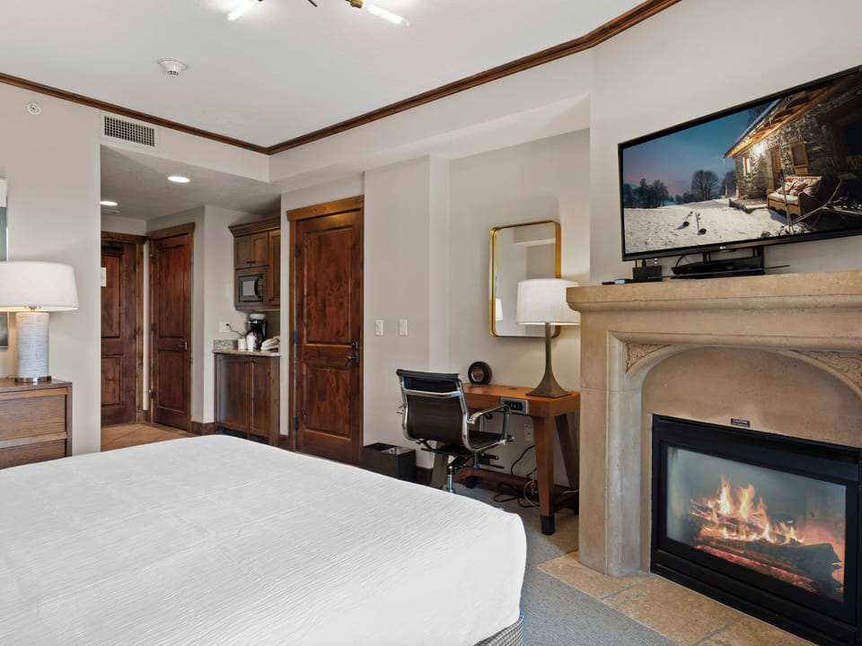 King Bed / Fireplace