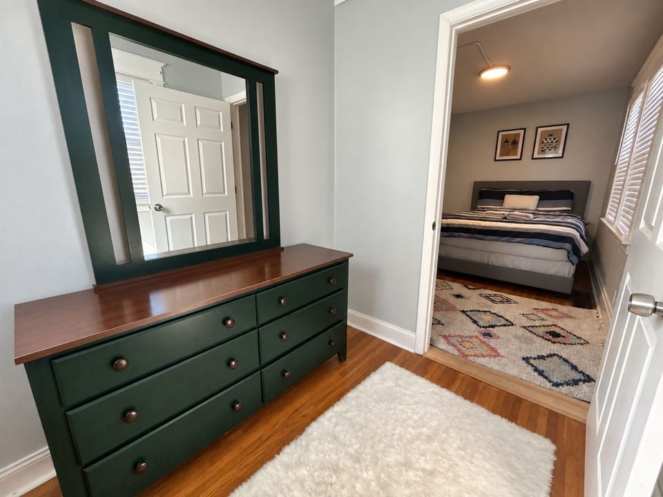 Spacious 4-bedroom House Near UB & Niagara Falls House in Buffalo