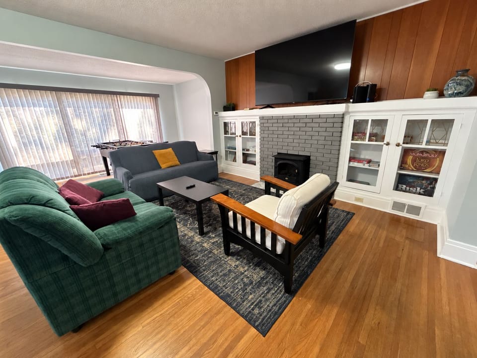 Spacious 4-bedroom House Near UB & Niagara Falls House in Buffalo