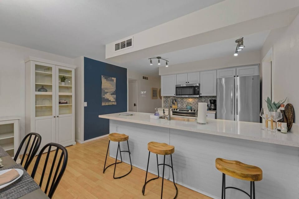 Large open concept kitchen, perfect to entertain.