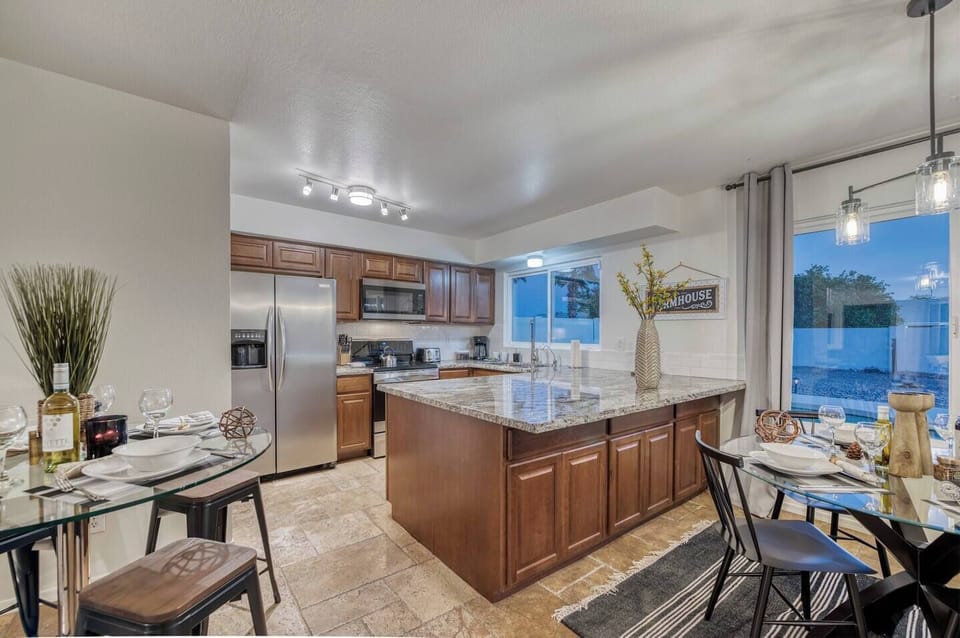 Open Kitchen, fully stocked