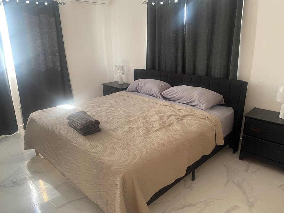 Queen size bedroom 2