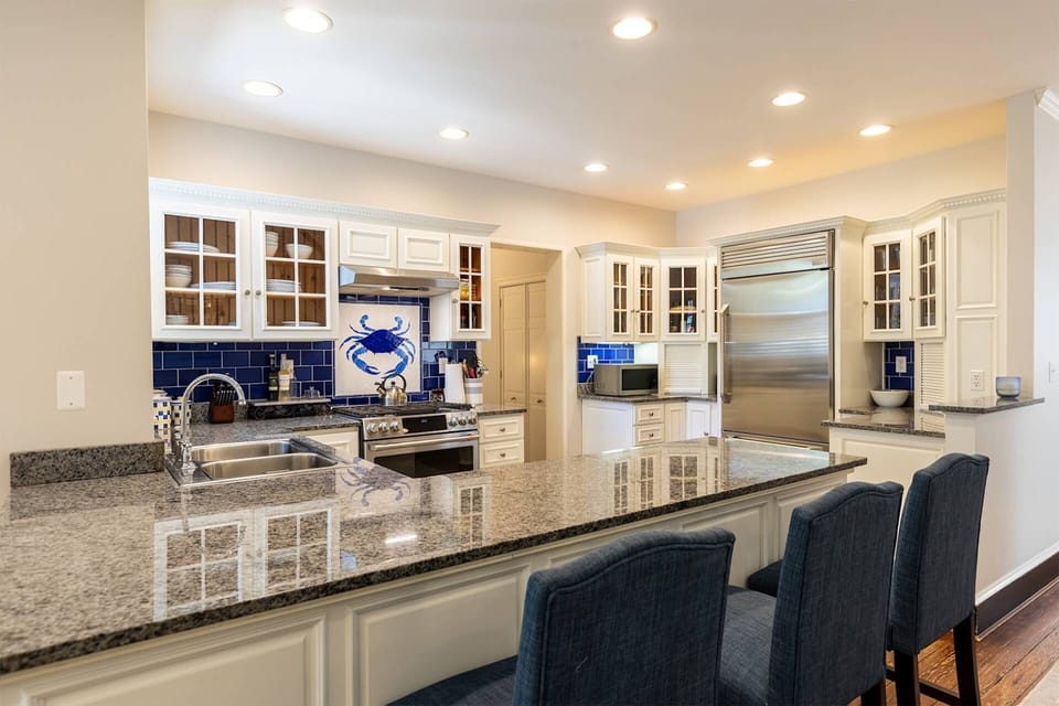 The kitchen's breakfast bar has comfortable seating for 3.